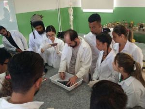 Notícias - 225 - O curso de Licenciatura em Ciências Biológicas recebe o Doutor Fernando Apone para uma aula prática de dissecação de peixes